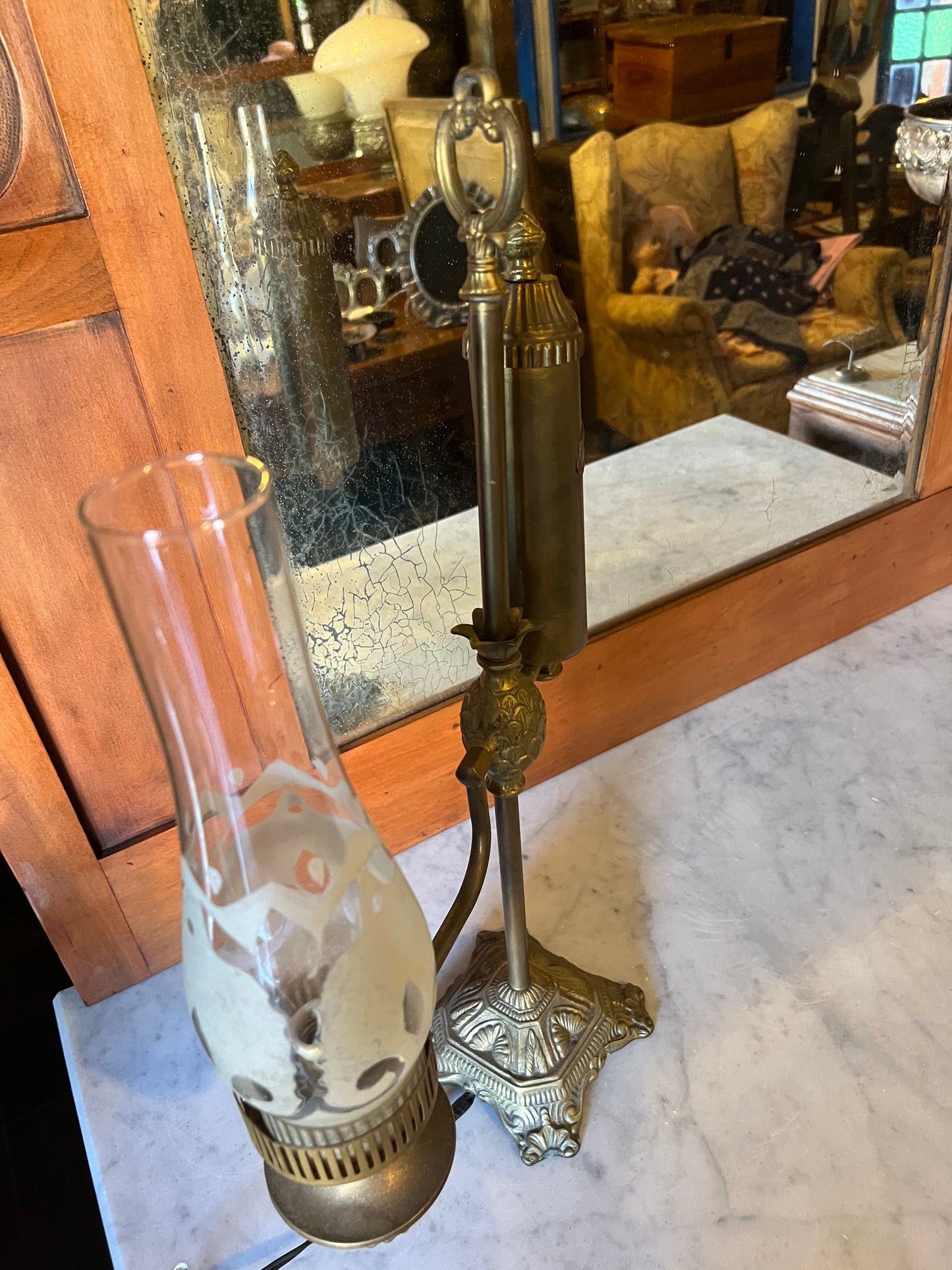 Lámpara de bronce con piña