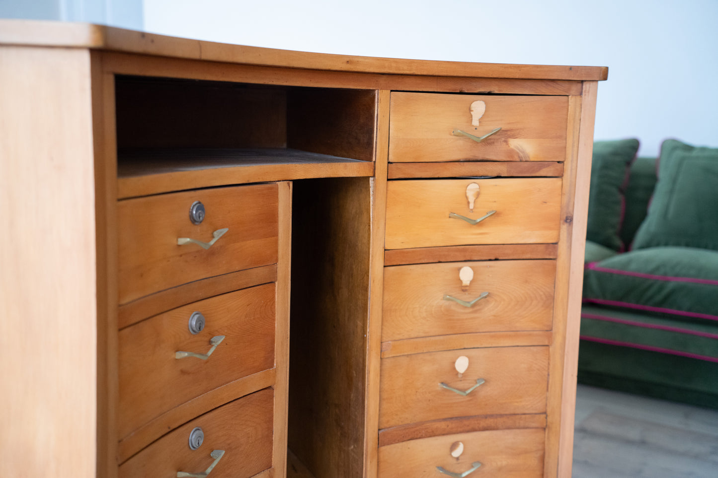 Mueble curvo cajones